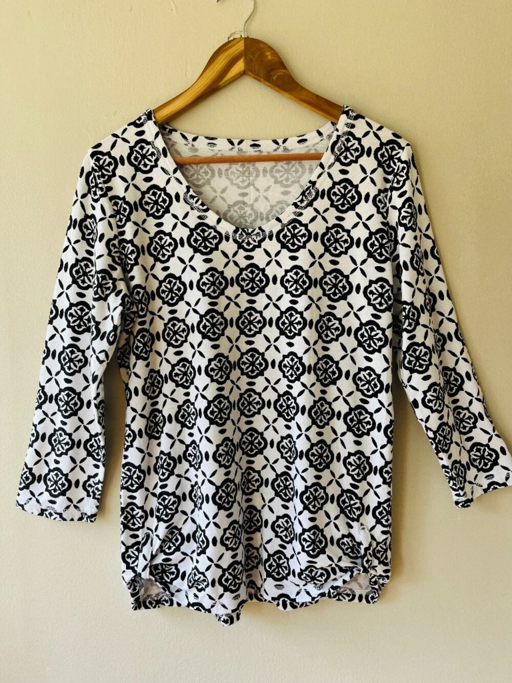 Talbots Sz M Stretch Geometric Black White Elbow Sleeve Blouse Top Shirt